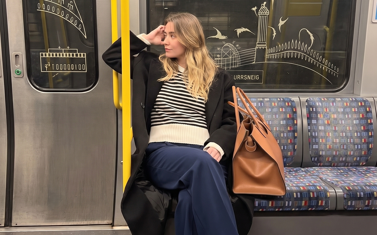 Faza Atelier Hose in Navy mit weitem Bein, im Sitzen getragen, Marlenehose oder Karottenhose bei kurviger Figur