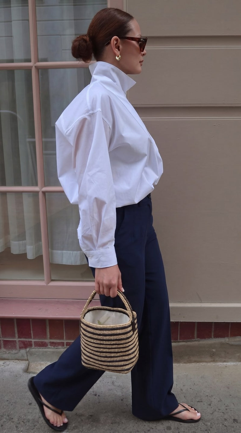 Faza Atelier Hose in Navy mit hohem Bund, Seitenansicht, der Bund liegt flach an der Taille an ohne hinten zu klaffen