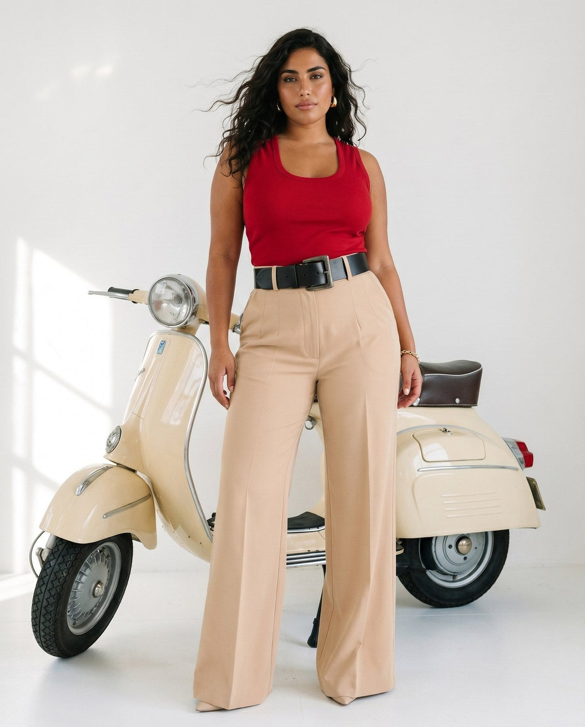 Pantalon Faza Atelier camel à taille haute et ceinture, coupe curvy avec un écart taille-hanches marqué, vue en pied