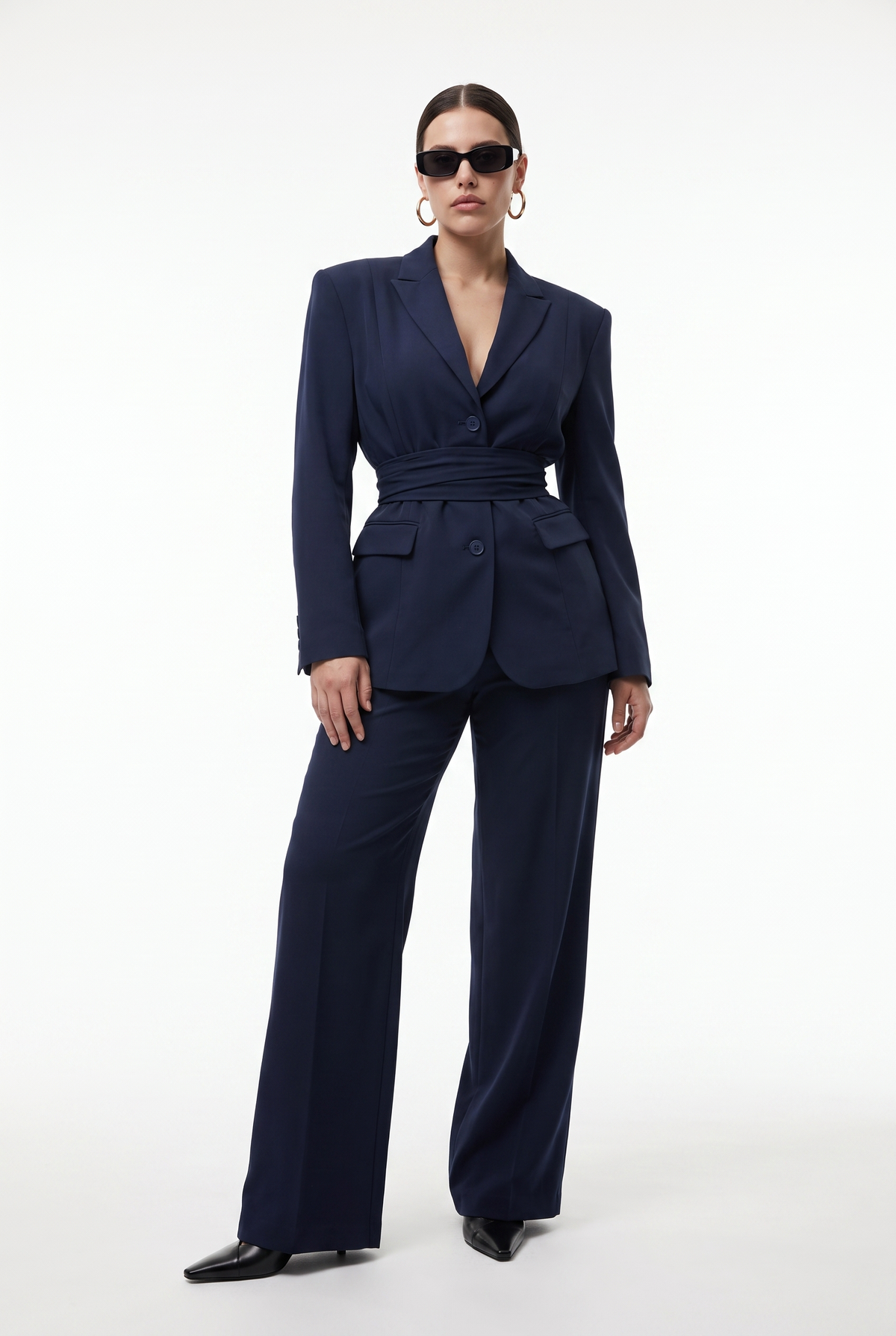 Aurora Blazer mit Gürtel in Navy, Damen Hosenanzug in Übergröße, taillierter Oversize Blazer mit Schulterpolstern, Ganzkörperaufnahme