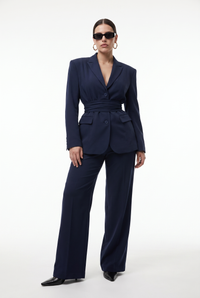 Aurora Blazer mit Gürtel in Navy, Damen Hosenanzug in Übergröße, taillierter Oversize Blazer mit Schulterpolstern, Ganzkörperaufnahme