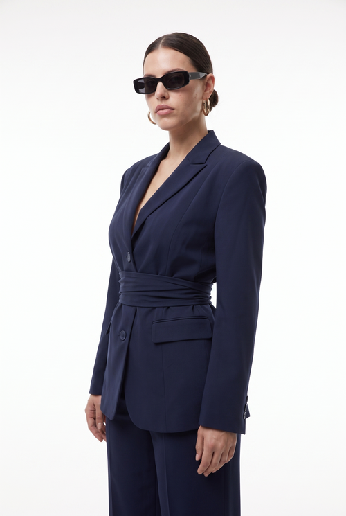 Aurora Blazer Navy Seitenansicht, strukturierte Schulterpartie und Gürtel, Damen Anzugblazer aus Banana Crepe