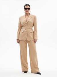 Desert Rose Blazer mit Gürtel in Champagner, Damen Hosenanzug in Übergröße, taillierter Oversize Blazer mit Schulterpolstern, Ganzkörperaufnahme