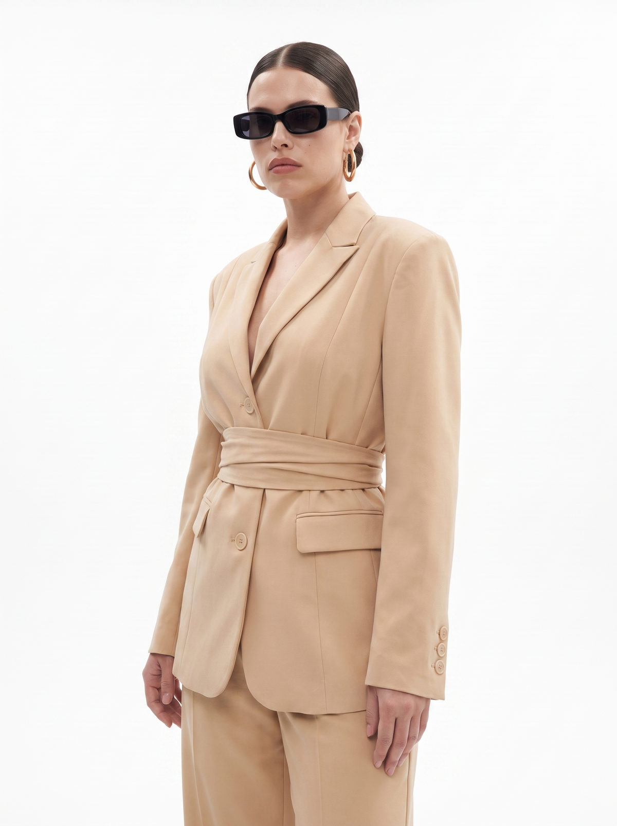 Desert Rose Blazer Champagner Seitenansicht, strukturierte Schulterpartie und Gürtel, Damen Anzugblazer aus Banana Crepe