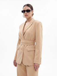 Desert Rose Blazer Champagner Seitenansicht, strukturierte Schulterpartie und Gürtel, Damen Anzugblazer aus Banana Crepe