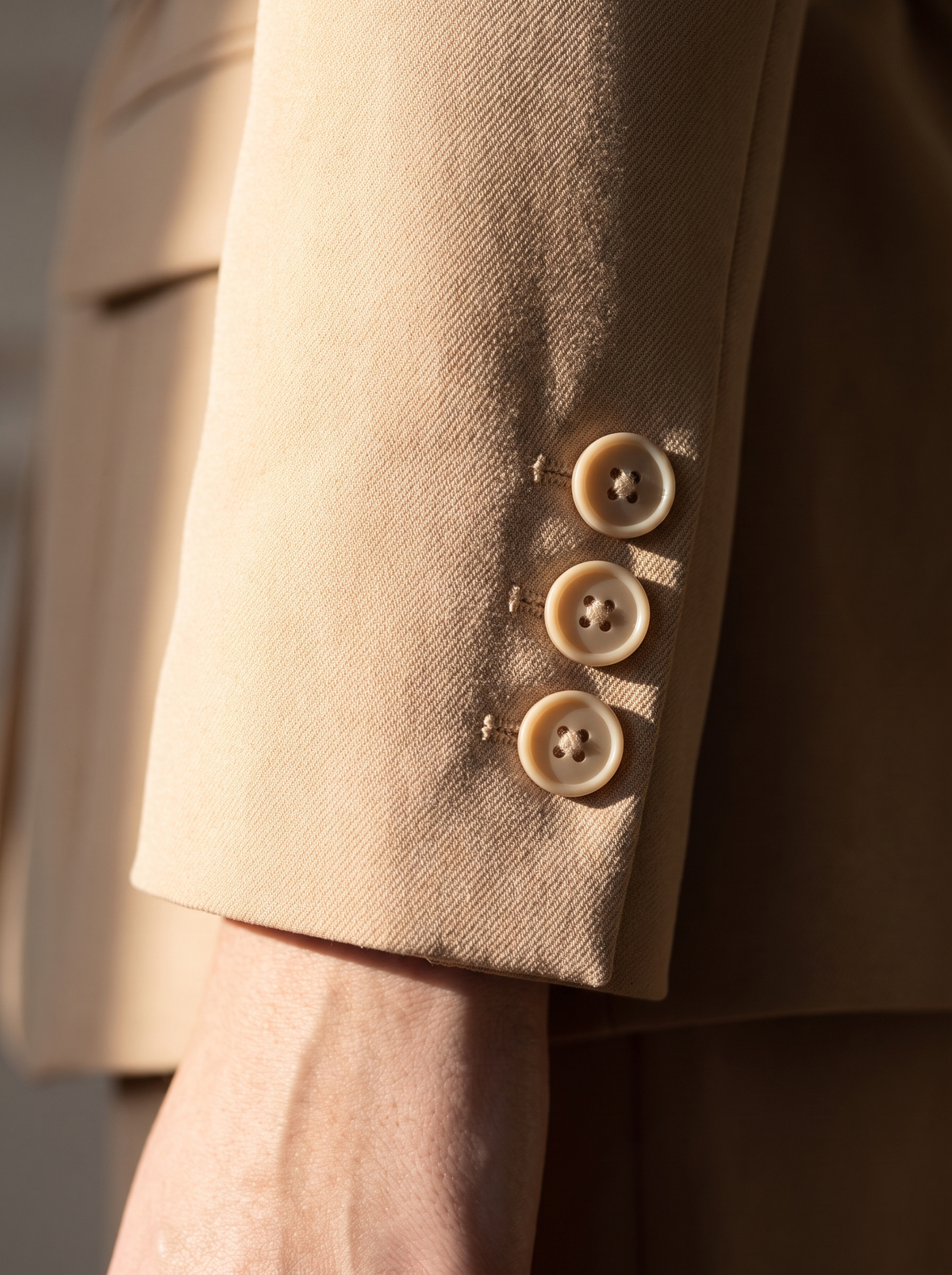 Desert Rose Blazer Champagner Ärmelaufschlag in Nahaufnahme, drei Tonknopfe und Banana Crepe Gewebe, Verarbeitungsdetail